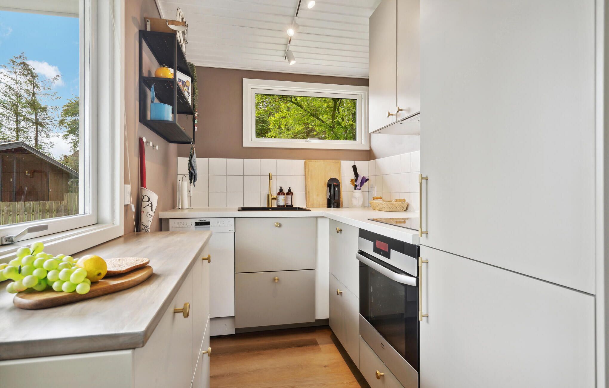 Køleskab, kogeplade, opvaskemaskine, kaffe-/temaskine