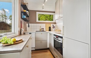 ثلاجة، موقد طهي مسطح، غسالة أطباق، ماكينة لصنع القهوة/الشاي