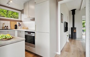 ثلاجة، موقد طهي مسطح، غسالة أطباق، ماكينة لصنع القهوة/الشاي