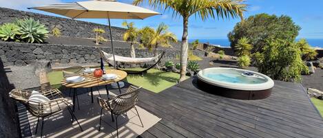 屋外ダイニングエリア