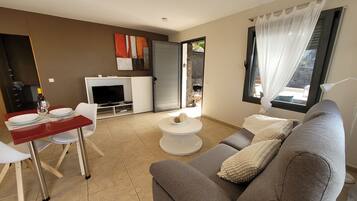 Een televisie en boeken