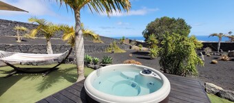 un hébergement moderne, une baignoire spa, vue sur la mer, télévision par satellite, Internet, Climatisation