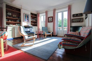 TV, books, offices - Residential flat (Ciboure)