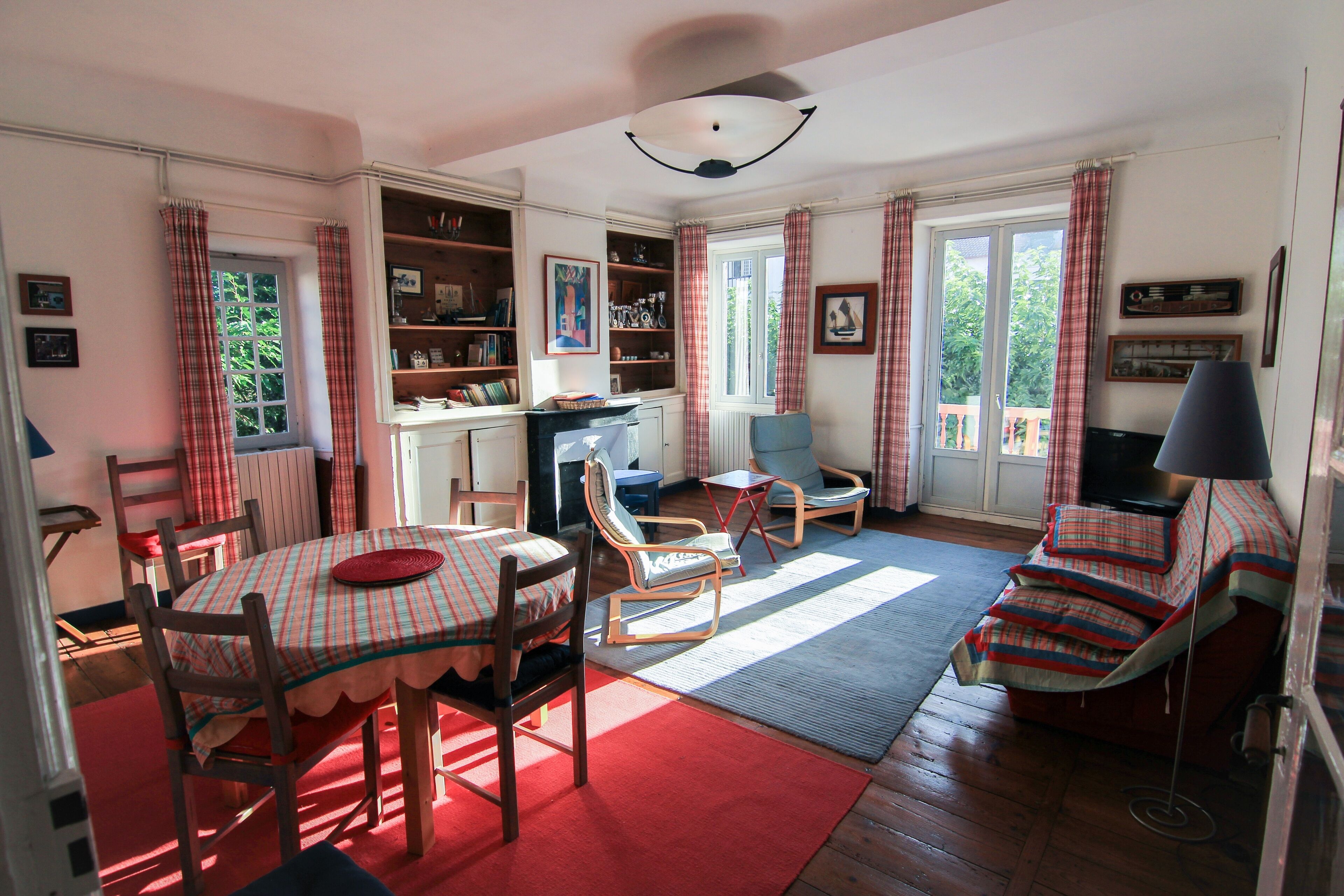 Televisie, boeken en een kantoor