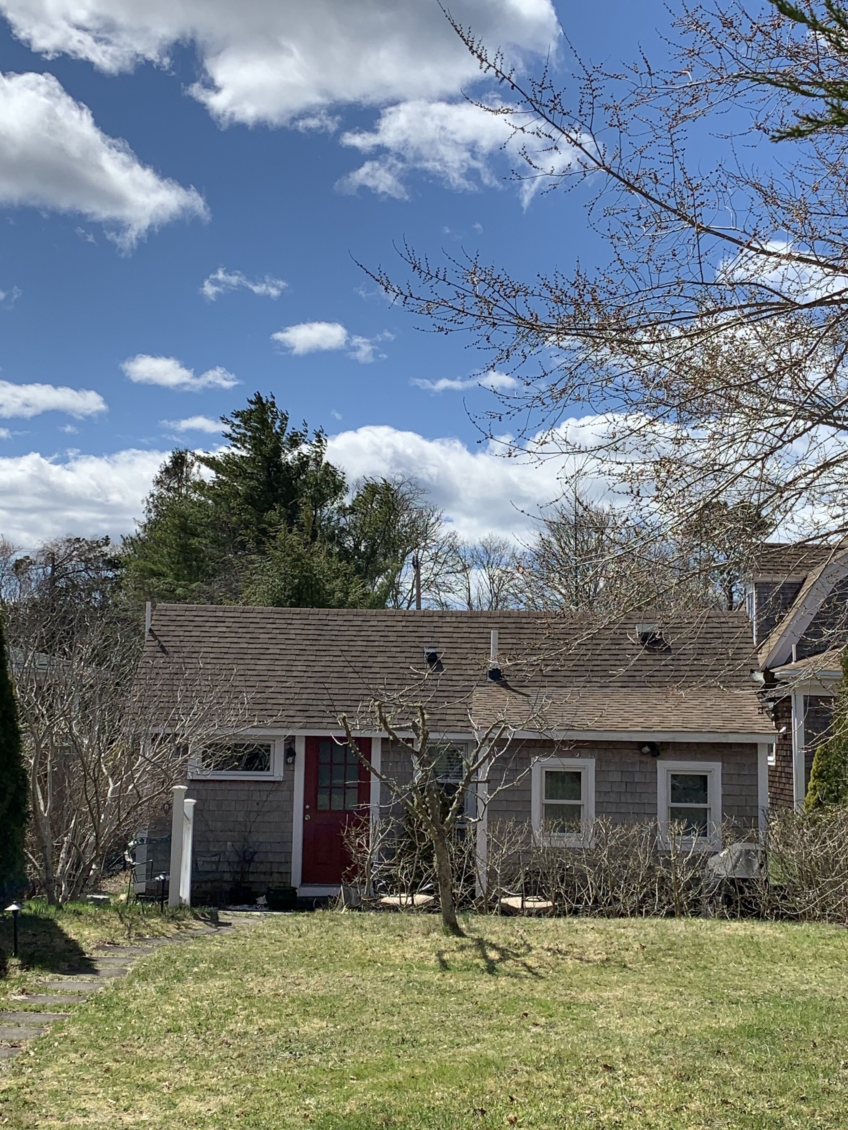 The Perrywinkle Cottage located in the charming village of Monument Beach