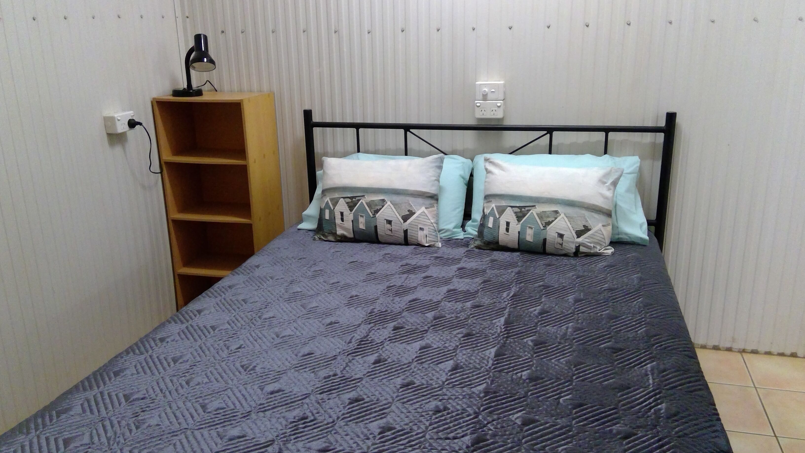 2 bedrooms, iron/ironing board, bed sheets, wheelchair access