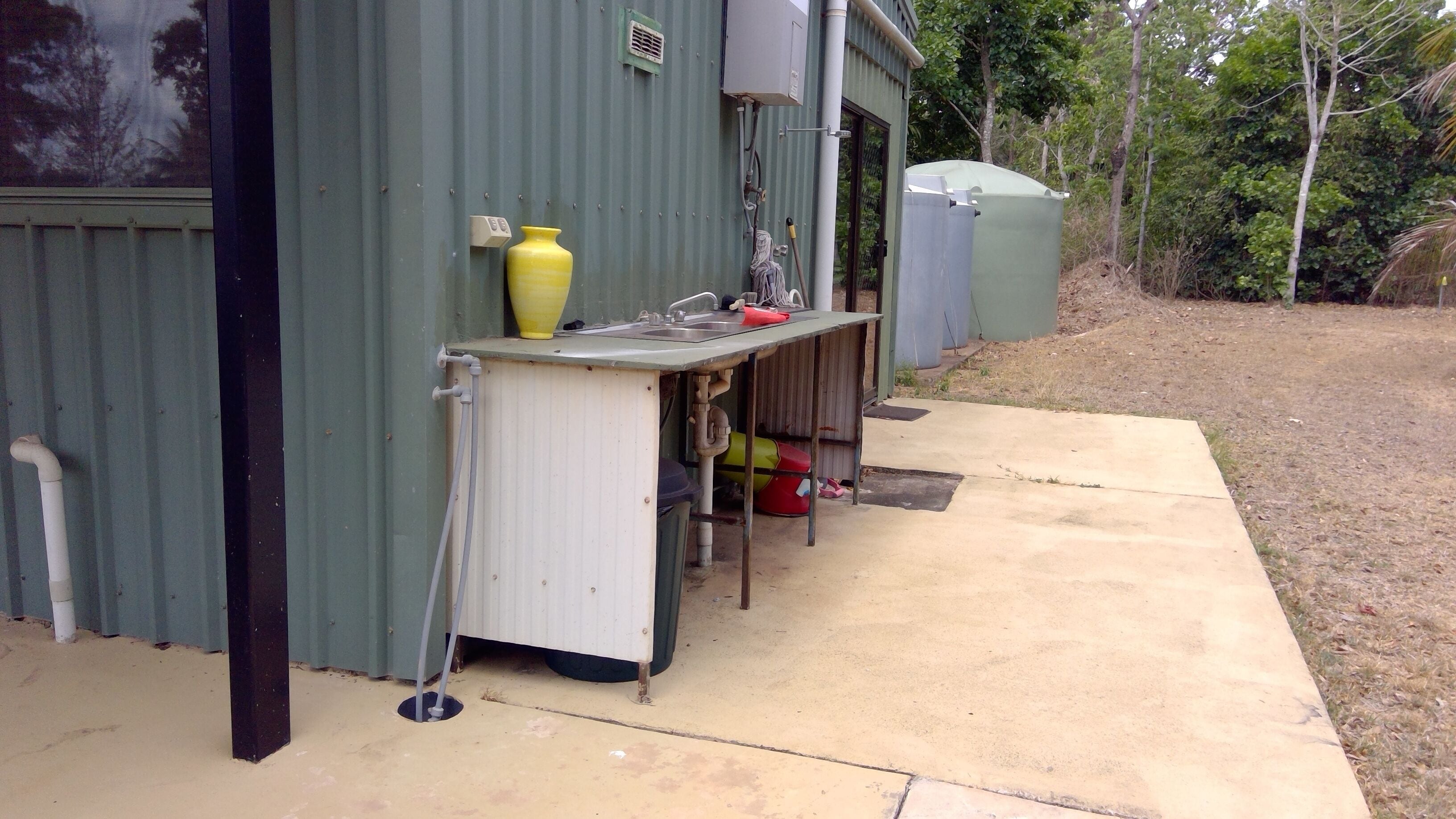 THE BEACH SHACK on the waterfront close to the Lodge of Dundee — image 3