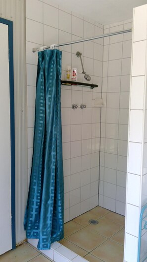 Dusche, Handtücher, Seife, Toilettenpapier