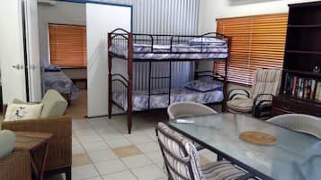 2 quartos, ferros/tábuas de passar roupa, roupa de cama