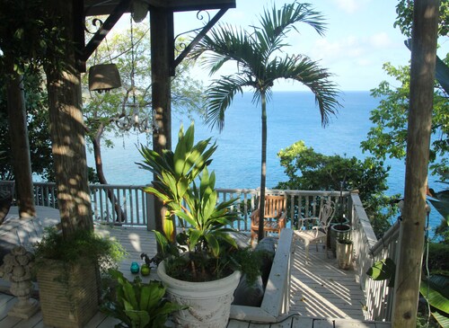 Spectacular clifftop house with hot tub next to sandy beach, stunning sea views