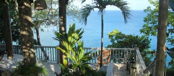 Spectacular clifftop house with hot tub next to sandy beach, stunning sea views