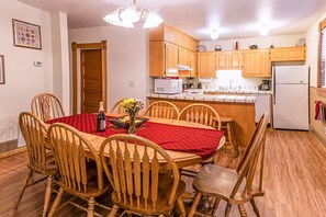House (2 Bedrooms) | In-room dining