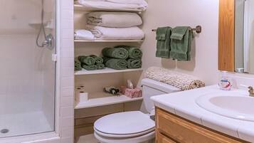 Maison (2 Bedrooms) | Salle de bain | Baignoire et douche séparées, serviettes fournies