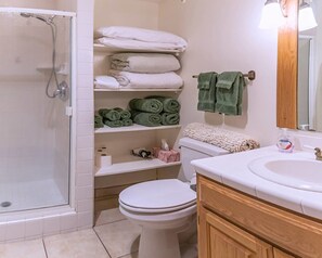 Casa (2 Bedrooms) | Banheiro | Banheira e chuveiro separados, toalhas de banho