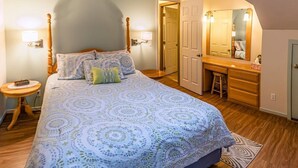 A bedroom with a bed, bedside tables, a dresser, a mirror, and a door. - Oak Sherwin House Near OSF (Ashland)