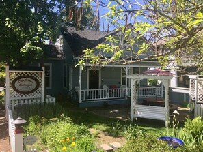 Vista frontal de la propiedad