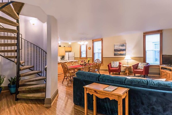 Casa (2 Bedrooms) | Área de sala de estar | Televisión y chimenea