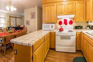 Nhà (2 Bedrooms) | Bếp riêng | Lò vi sóng, bếp nấu, máy rửa bát, dụng cụ pha espresso 