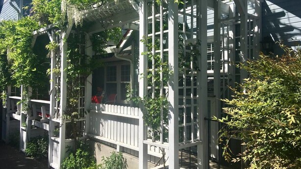 A white wooden pergola with climbing plants and a white picket fence. - Oak Hideaway Cottage- 1.5 Blocks to OSF (Ashland)