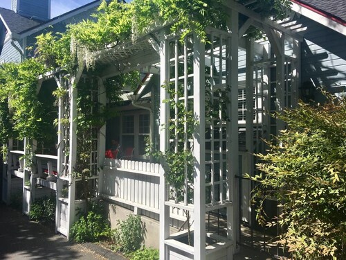 Oak Hideaway Cottage- 1.5 Blocks to OSF