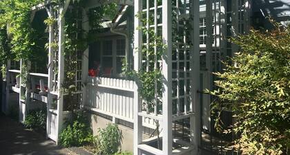 Oak Hideaway Cottage- 1.5 Blocks to OSF