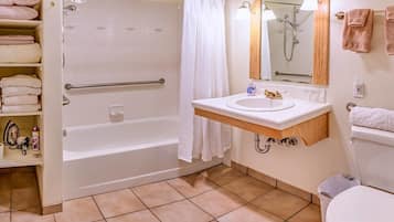 Casa de campo (2 Bedrooms) | Banheiro | Chuveiro/banheira combinados, toalhas de banho