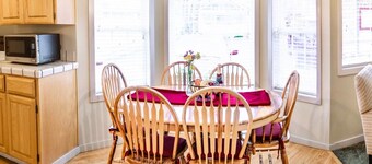 Oak Hideaway Cottage- 1.5 Blocks to OSF