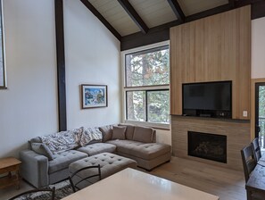 TV connectée, cheminée, lecteur de DVD, baby-foot