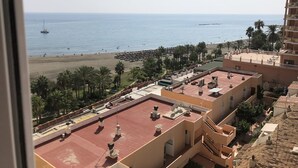 Una spiaggia con un edificio in primo piano.