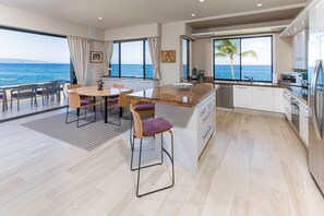 Een koelkast, een magnetron, een kookplaat, een vaatwasser