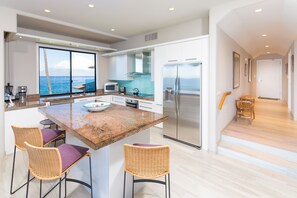 Een koelkast, een magnetron, een kookplaat, een vaatwasser