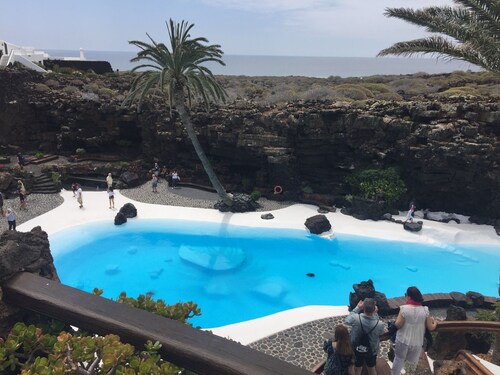 Villa mit Pools und Meer- und Bergblick