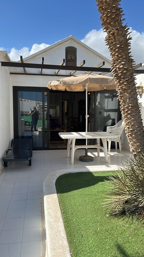 Outdoor dining - Villa With Pools And Sea And Mountain Views (Teguise)