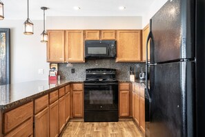 Frigorífico, microondas, horno y placa de cocina