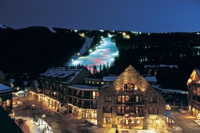 Relax at Wildernest Condo: Mountain Views, Hot Tub, Access to Hiking Trails, Explore Silverthorne