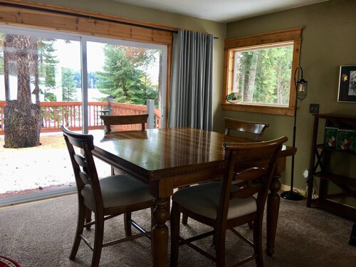 Mountain Pine Cabin - Sleeps 6 - Pet Friendly