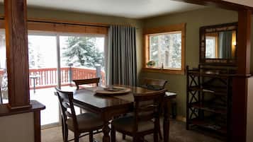 Chalet (2 Bedrooms) | 2 bedrooms, premium bedding, iron/ironing board, WiFi (free)