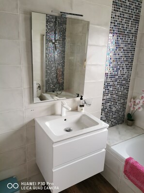 Combined shower/bathtub, bidet, towels