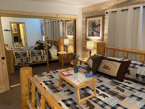 Cozy Bear Hollow  " Cozy, rustic charming, a great value"
