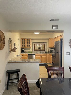 Fridge, microwave, oven, stovetop - MINS from Everything -Private House 3/2- Pet Free/Smoke Free (Pembroke Pines)