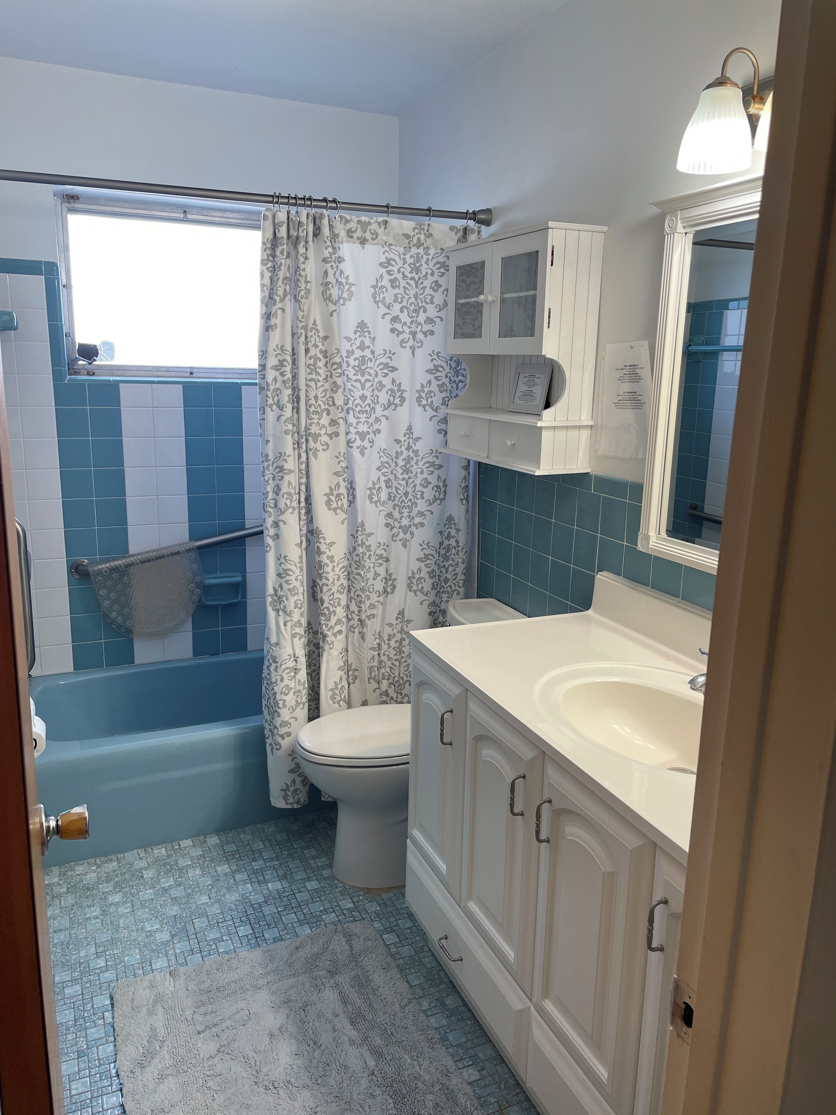 Ein Badezimmer mit Badewanne, Toilette und Waschbecken.