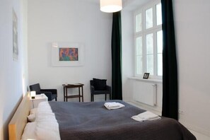 2 quartos, escrivaninha, ferros/tábuas de passar roupa