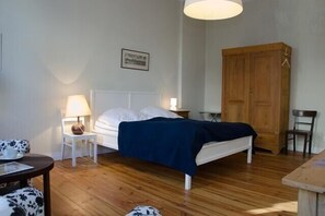 2 bedrooms, desk, iron/ironing board, free WiFi