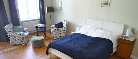 2 bedrooms, desk, iron/ironing board, free WiFi