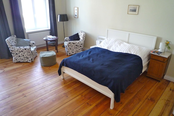Geräumiges Schlafzimmer mit gr. Doppelbett, Sitzecke und Schreibtisch
