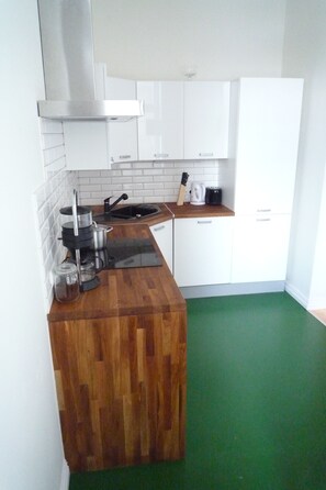 Kühlschrank, Mikrowelle, Ofen, Herdplatte
