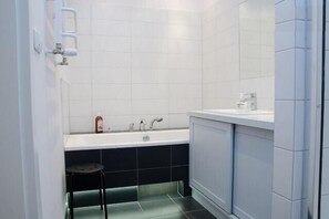 Combined shower/bathtub, hair dryer, towels, soap