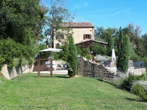 Property grounds - Lovely peaceful stone farmhouse with pool and beautiful views (Gualdo)