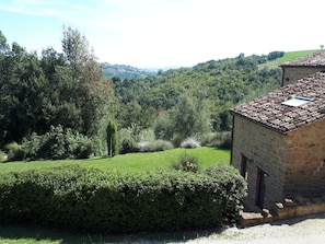 Property grounds - Lovely peaceful stone farmhouse with pool and beautiful views (Gualdo)