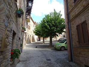 Property grounds - Lovely peaceful stone farmhouse with pool and beautiful views (Gualdo)